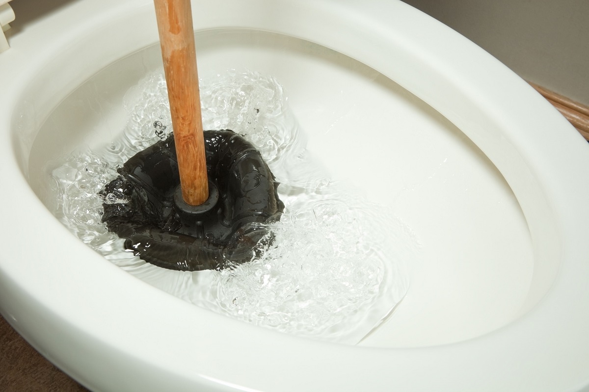 How to Unclog a Toilet With Poop in It Without a Plunger