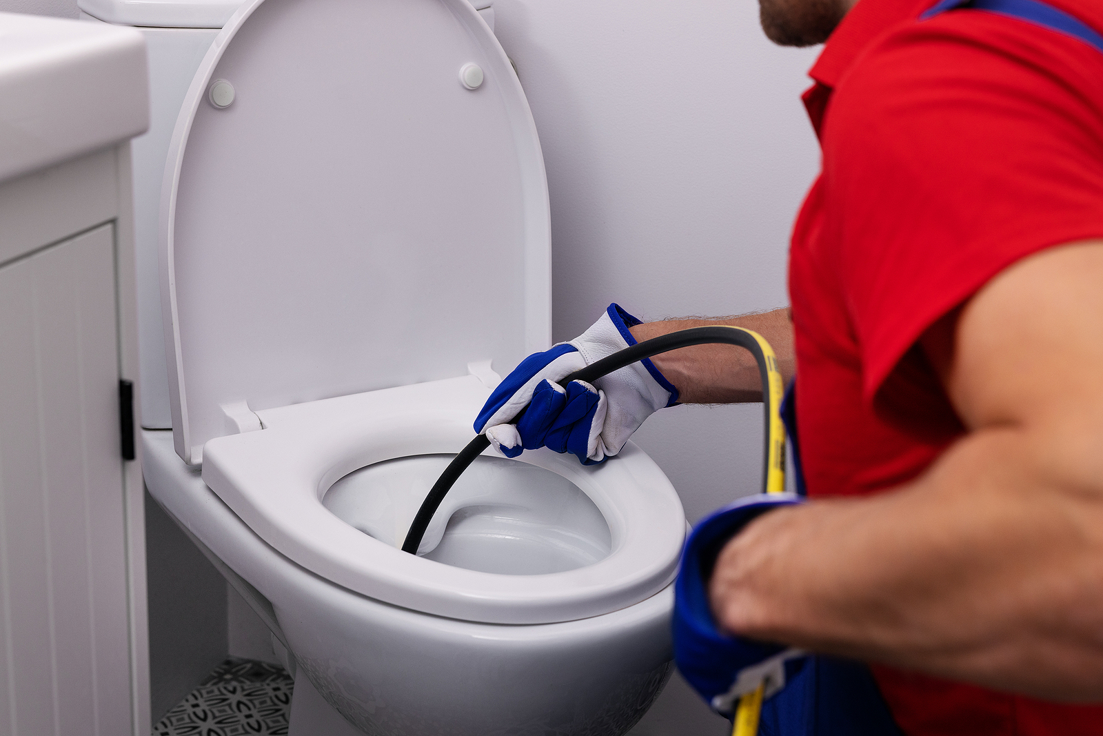 How to Unclog a Toilet Without a Plunger When the Water Is High